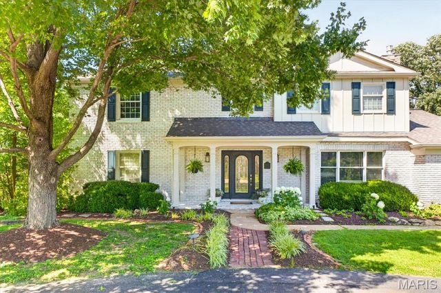 13231 Thornhill Drive, Town And Country, MO 63131