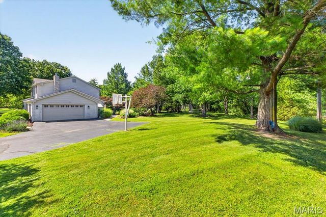13231 Thornhill Drive, Town And Country, MO 63131