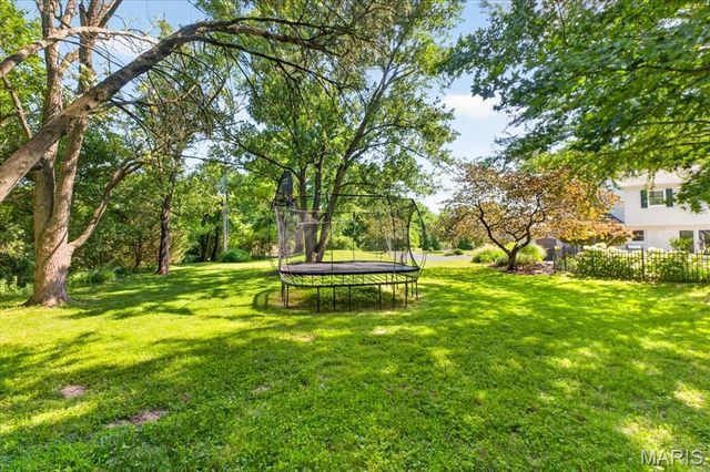 13231 Thornhill Drive, Town And Country, MO 63131