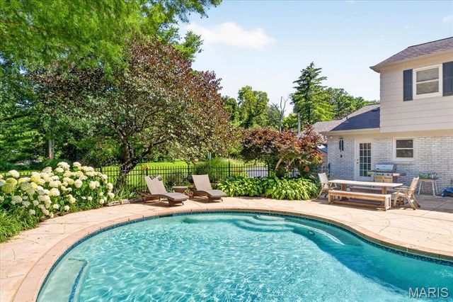 13231 Thornhill Drive, Town And Country, MO 63131