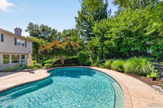 13231 Thornhill Drive, Town And Country, MO 63131