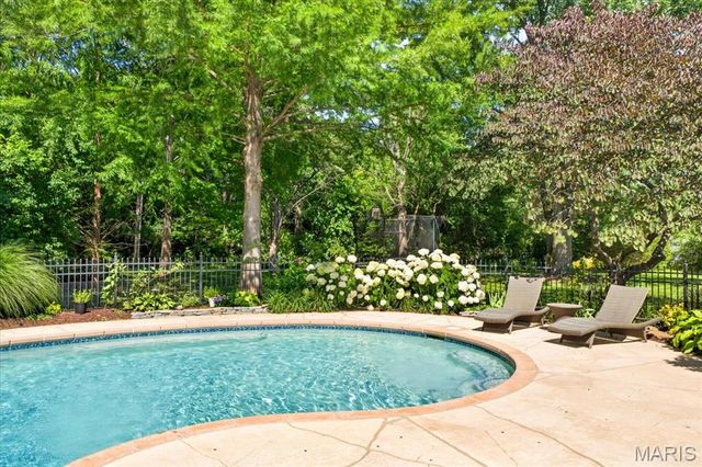 13231 Thornhill Drive, Town And Country, MO 63131