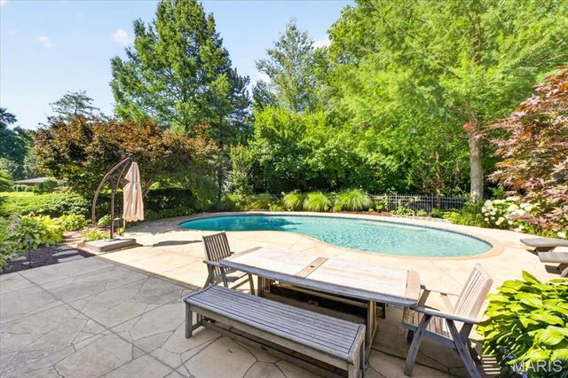 13231 Thornhill Drive, Town And Country, MO 63131