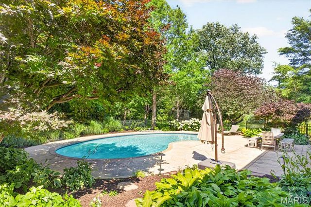 13231 Thornhill Drive, Town And Country, MO 63131