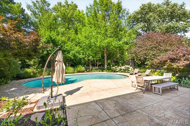 13231 Thornhill Drive, Town And Country, MO 63131
