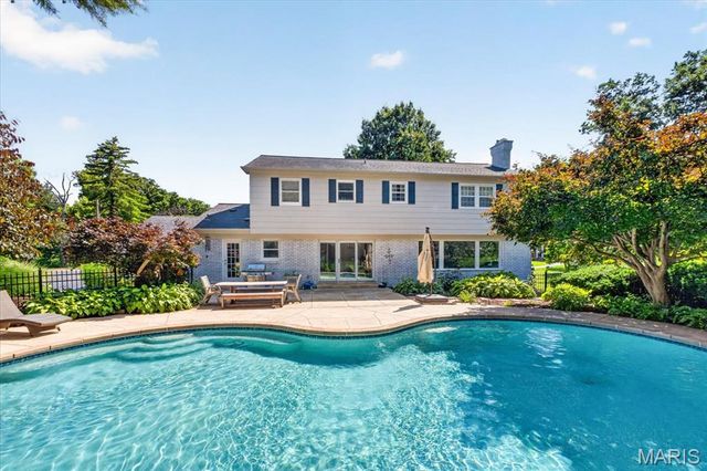 13231 Thornhill Drive, Town And Country, MO 63131