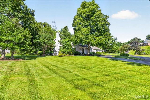 13231 Thornhill Drive, Town And Country, MO 63131