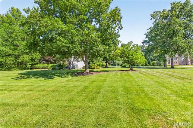 13231 Thornhill Drive, Town And Country, MO 63131