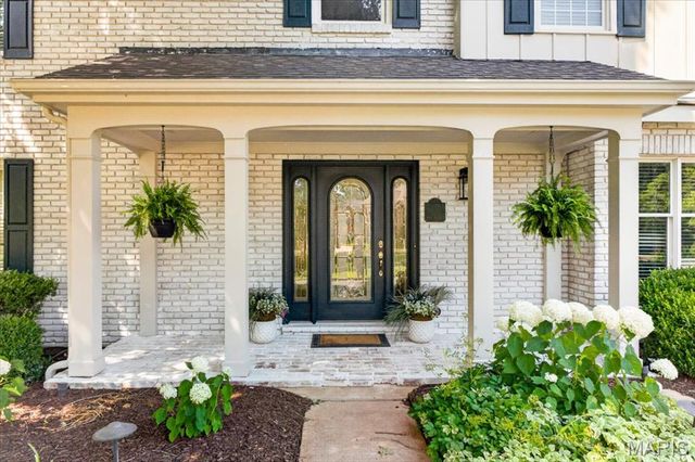 13231 Thornhill Drive, Town And Country, MO 63131