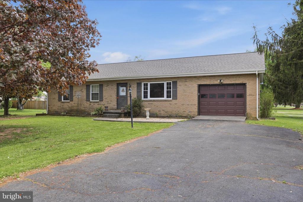 14 WINDSOR LN, Bunker Hill, WV 25413
