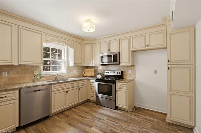 3204 Regents Park Lane E, Greensboro, NC 27455