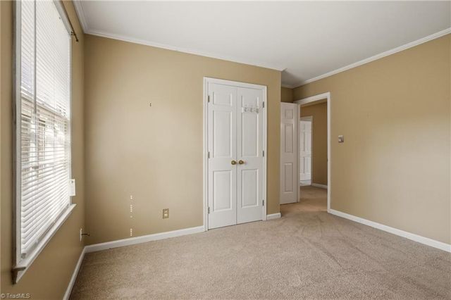 3204 Regents Park Lane E, Greensboro, NC 27455