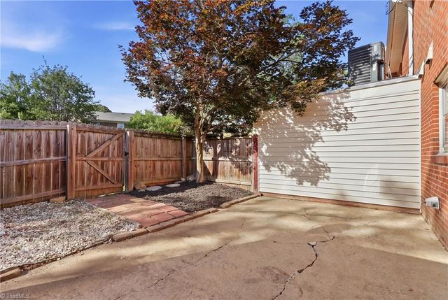 3204 Regents Park Lane E, Greensboro, NC 27455