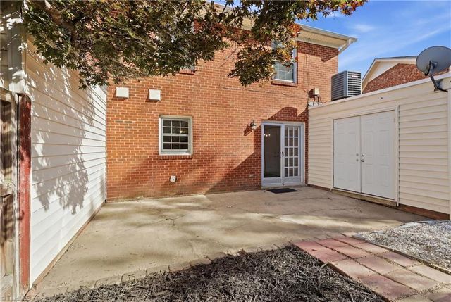3204 Regents Park Lane E, Greensboro, NC 27455