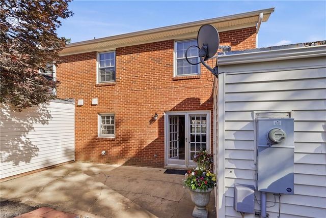 3204 Regents Park Lane E, Greensboro, NC 27455