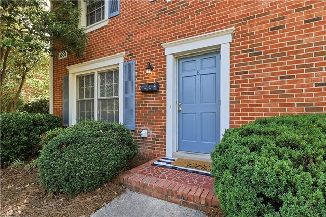 3204 Regents Park Lane E, Greensboro, NC 27455