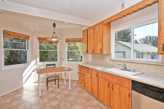 181 E Lewelling Blvd, San Lorenzo, CA 94580