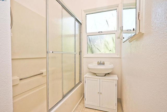 181 E Lewelling Blvd, San Lorenzo, CA 94580