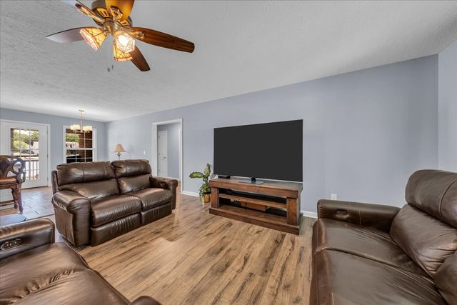 1841 Hills Chapel Rd, Manchester, TN 37355