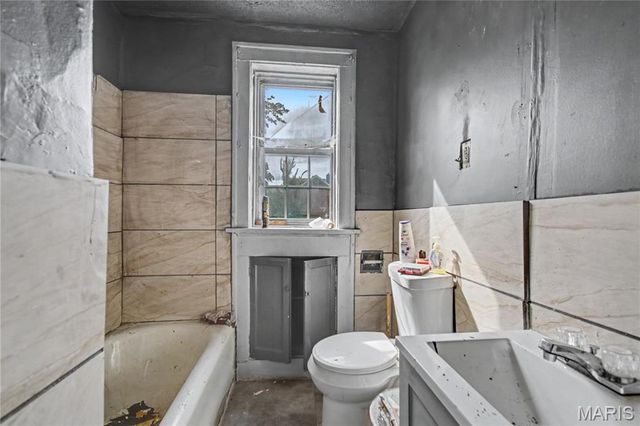 5704 Labadie Avenue, St Louis, MO 63120