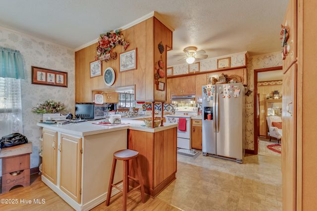 307 W Westbrook Street, Wallace, NC 28466
