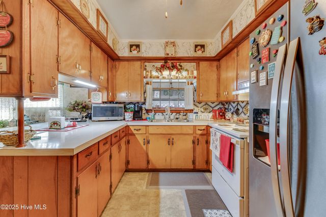 307 W Westbrook Street, Wallace, NC 28466