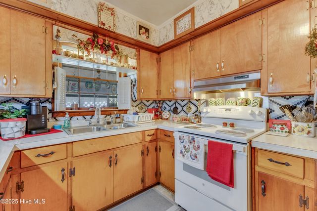 307 W Westbrook Street, Wallace, NC 28466