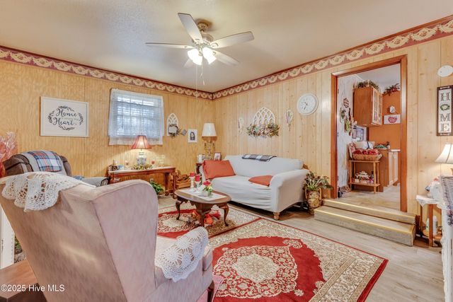 307 W Westbrook Street, Wallace, NC 28466
