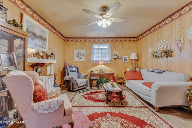 307 W Westbrook Street, Wallace, NC 28466