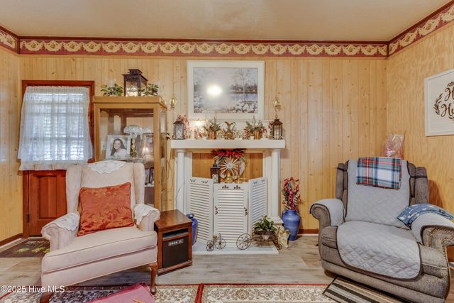 307 W Westbrook Street, Wallace, NC 28466