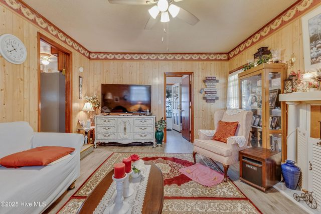307 W Westbrook Street, Wallace, NC 28466