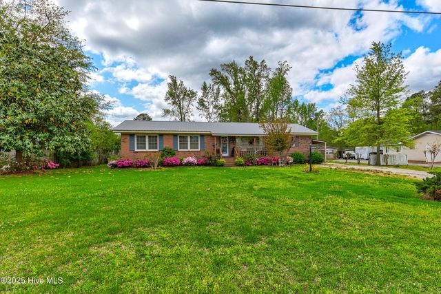 307 W Westbrook Street, Wallace, NC 28466