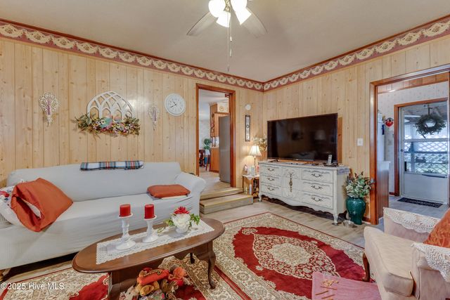 307 W Westbrook Street, Wallace, NC 28466