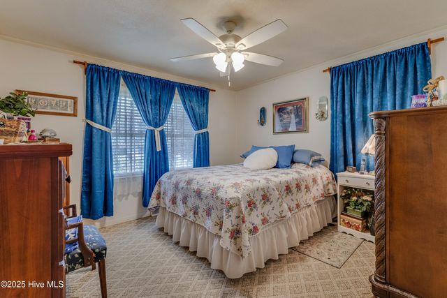 307 W Westbrook Street, Wallace, NC 28466