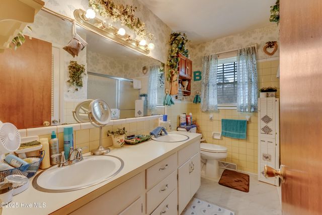 307 W Westbrook Street, Wallace, NC 28466