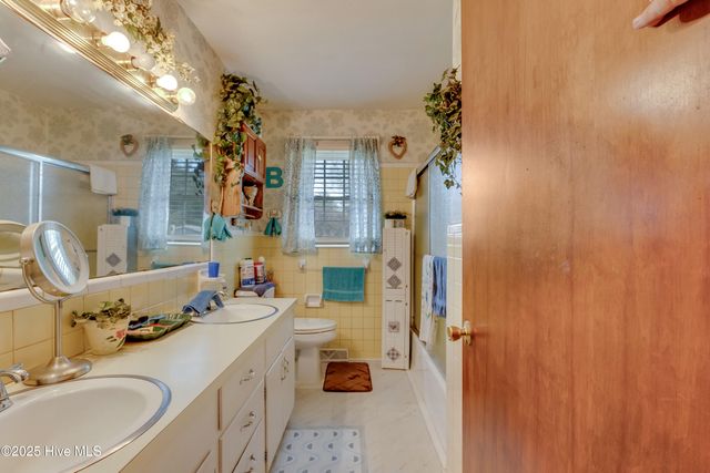 307 W Westbrook Street, Wallace, NC 28466