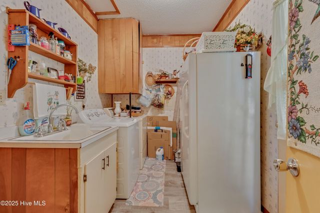 307 W Westbrook Street, Wallace, NC 28466