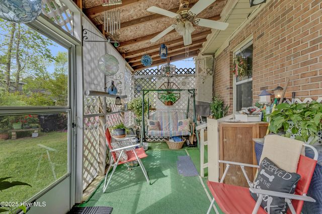 307 W Westbrook Street, Wallace, NC 28466