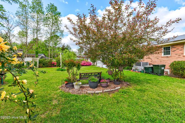307 W Westbrook Street, Wallace, NC 28466
