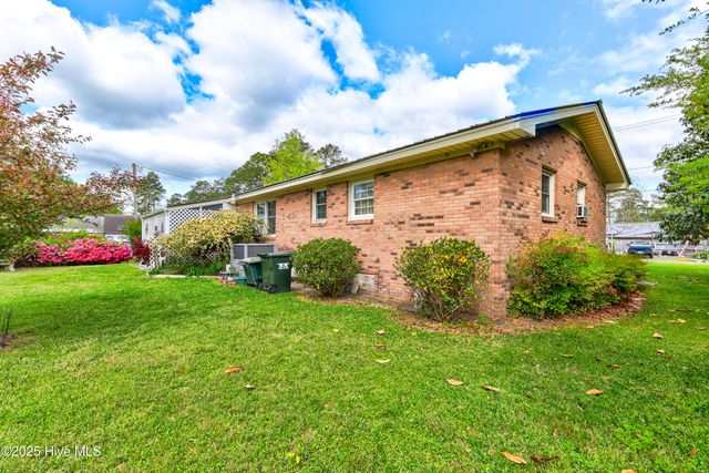 307 W Westbrook Street, Wallace, NC 28466
