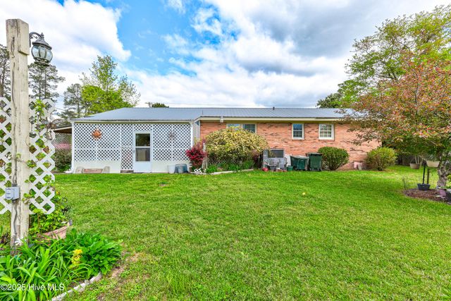 307 W Westbrook Street, Wallace, NC 28466