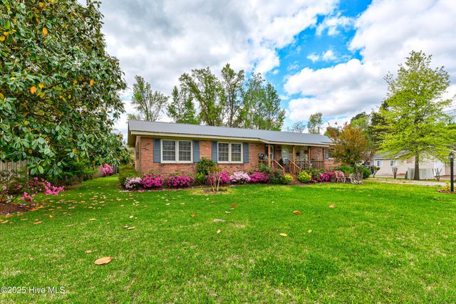 307 W Westbrook Street, Wallace, NC 28466