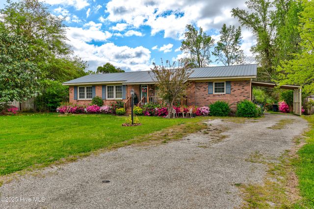 307 W Westbrook Street, Wallace, NC 28466