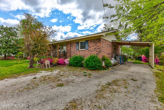 307 W Westbrook Street, Wallace, NC 28466