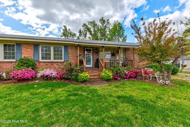 307 W Westbrook Street, Wallace, NC 28466