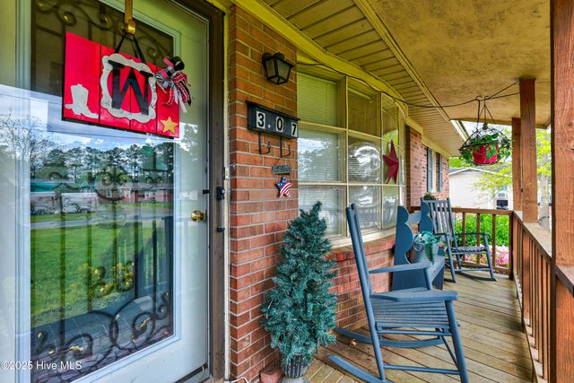 307 W Westbrook Street, Wallace, NC 28466