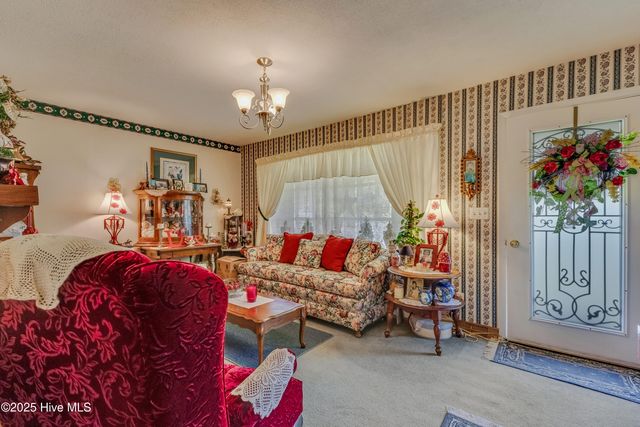 307 W Westbrook Street, Wallace, NC 28466