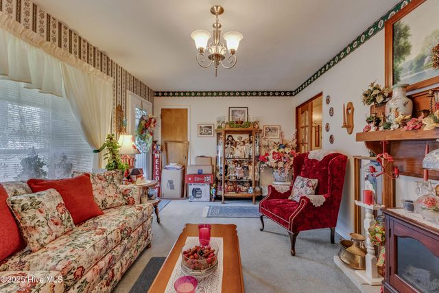 307 W Westbrook Street, Wallace, NC 28466