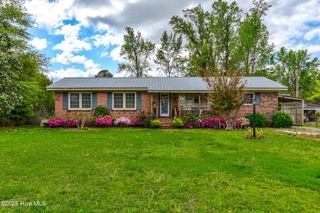307 W Westbrook Street, Wallace, NC 28466