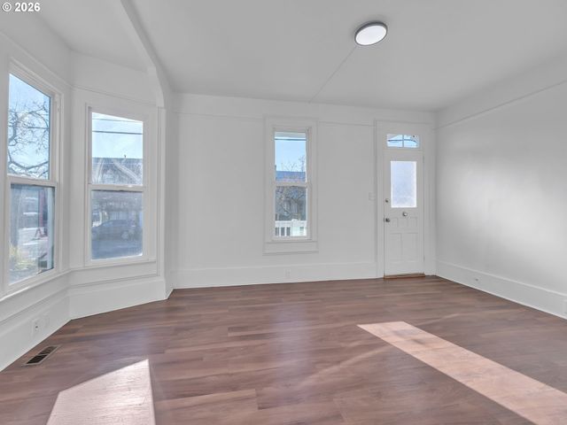 1527 Se CLINTON St, Portland, OR 97202